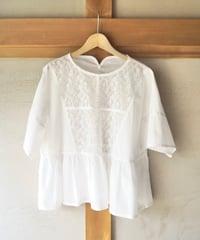 素朴なTのギャザーシャツ〜White〜