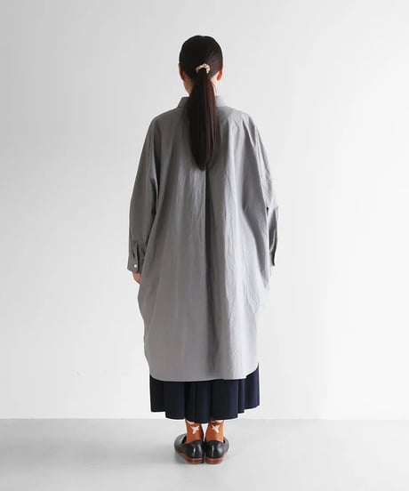 HUIS |【暮らしのおへそ一田さん×HUISコラボ】タイプライタークロスコットンおへそロングシャツ（ライトグレー）【レディス】IH016