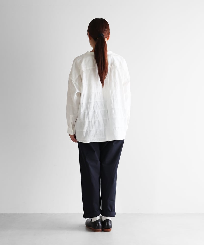 HUIS | 柄二重織シャトルジャガードバンドカラーワイドブラウス（白