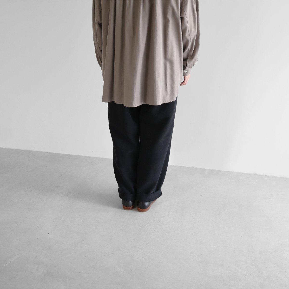 HUIS. ブラック パンツ HUIS×尾州”縮絨ウールフランネルバルーンパンツ（ブラック