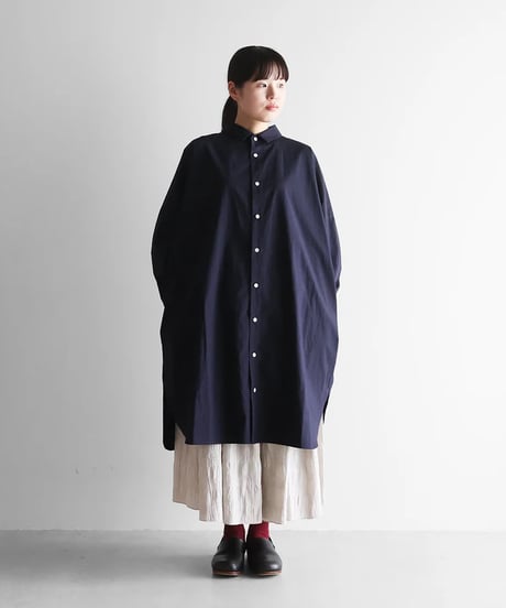 HUIS |【暮らしのおへそ一田さん×HUISコラボ】タイプライタークロスコットンおへそロングシャツ（ダークネイビー）【レディス】IH016