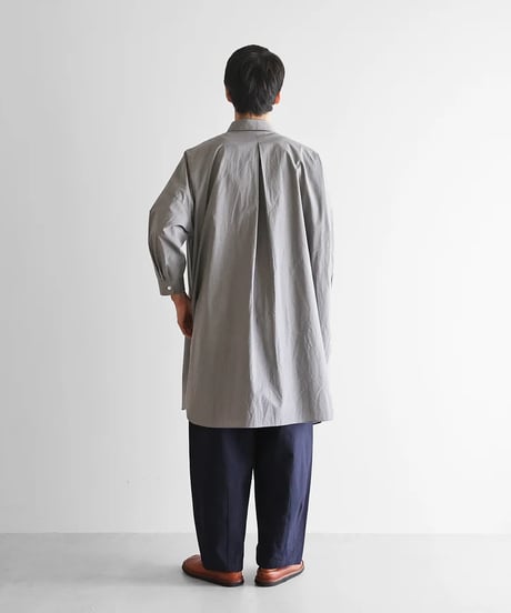HUIS |【暮らしのおへそ一田さん×HUISコラボ】タイプライタークロスコットンおへそロングシャツ（ライトグレー）【レディス】IH016