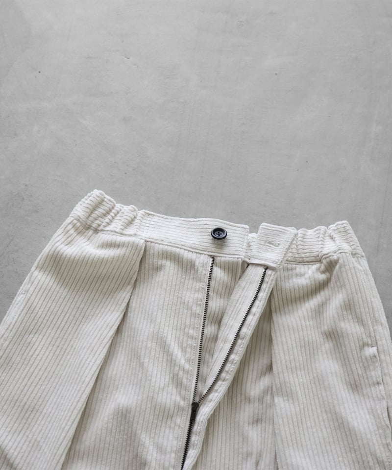 HUIS | シャトルコーデュロイ8分丈パンツ（極太畝・オフホワイト