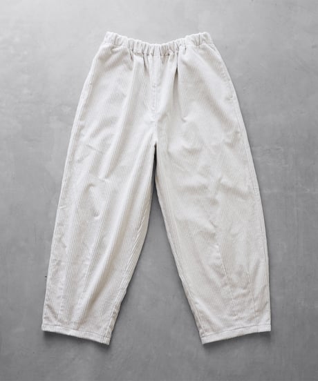 HUIS |シャトルコーデュロイバルーンパンツロング（極太畝・オフホワイト）【ユニセックス】506L