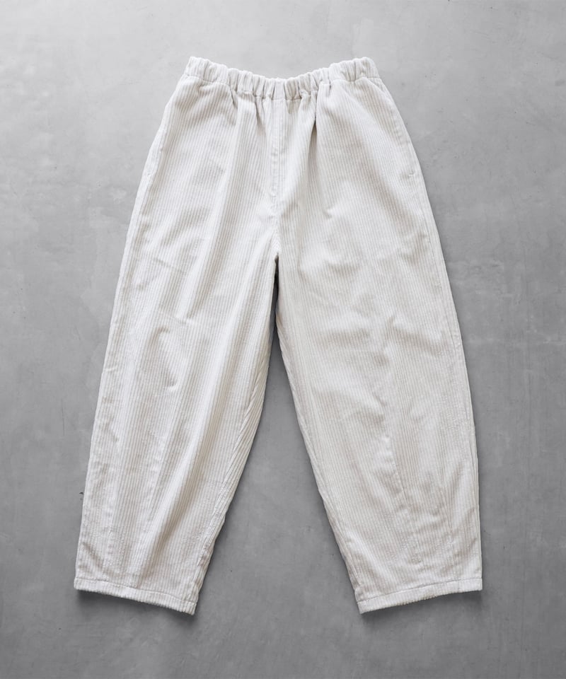 huis シャトルコーデュロイ　ホワイト シャトルコーデュロイバルーンパンツロング 506Lをリリースしま