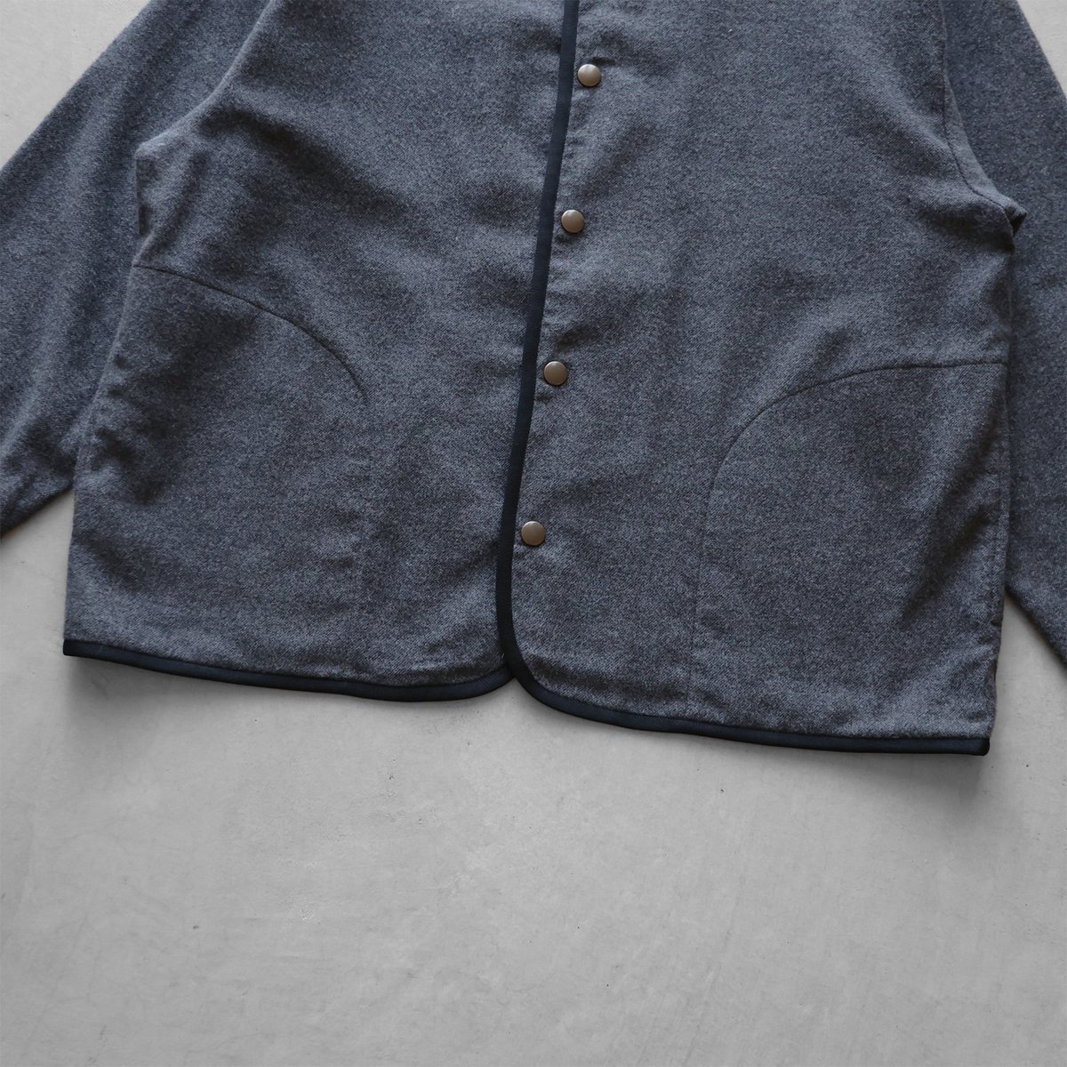 HUIS |ヤクウール綾ネルパイピングブルゾン（ダークグレー