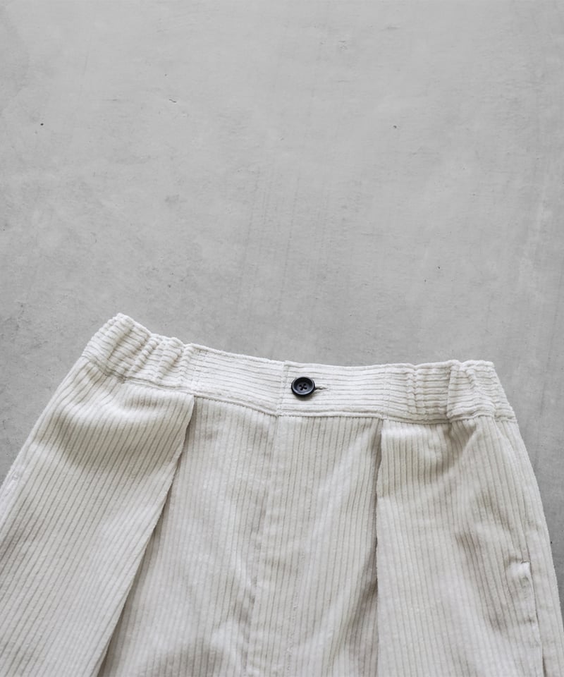 HUIS | シャトルコーデュロイ8分丈パンツ（極太畝・オフホワイト