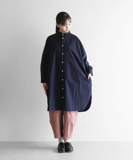 HUIS |【暮らしのおへそ一田さん×HUISコラボ】タイプライタークロスコットンおへそロングシャツ（ダークネイビー）【レディス】IH016
