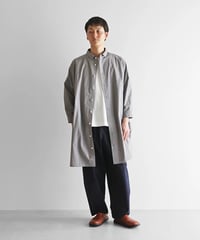 HUIS |【暮らしのおへそ一田さん×HUISコラボ】タイプライタークロスコットンおへそロングシャツ（ライトグレー）【レディス】IH016