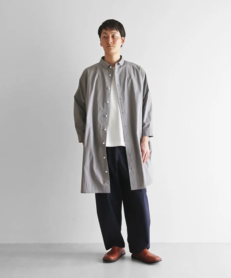 HUIS |【暮らしのおへそ一田さん×HUISコラボ】タイプライタークロスコットンおへそロングシャツ（ライトグレー）【レディス】IH016
