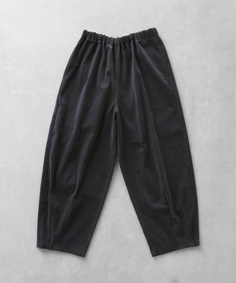 HUIS | シャトルコーデュロイバルーンパンツロング（細畝・ダークグレー）【ユニセックス】506L