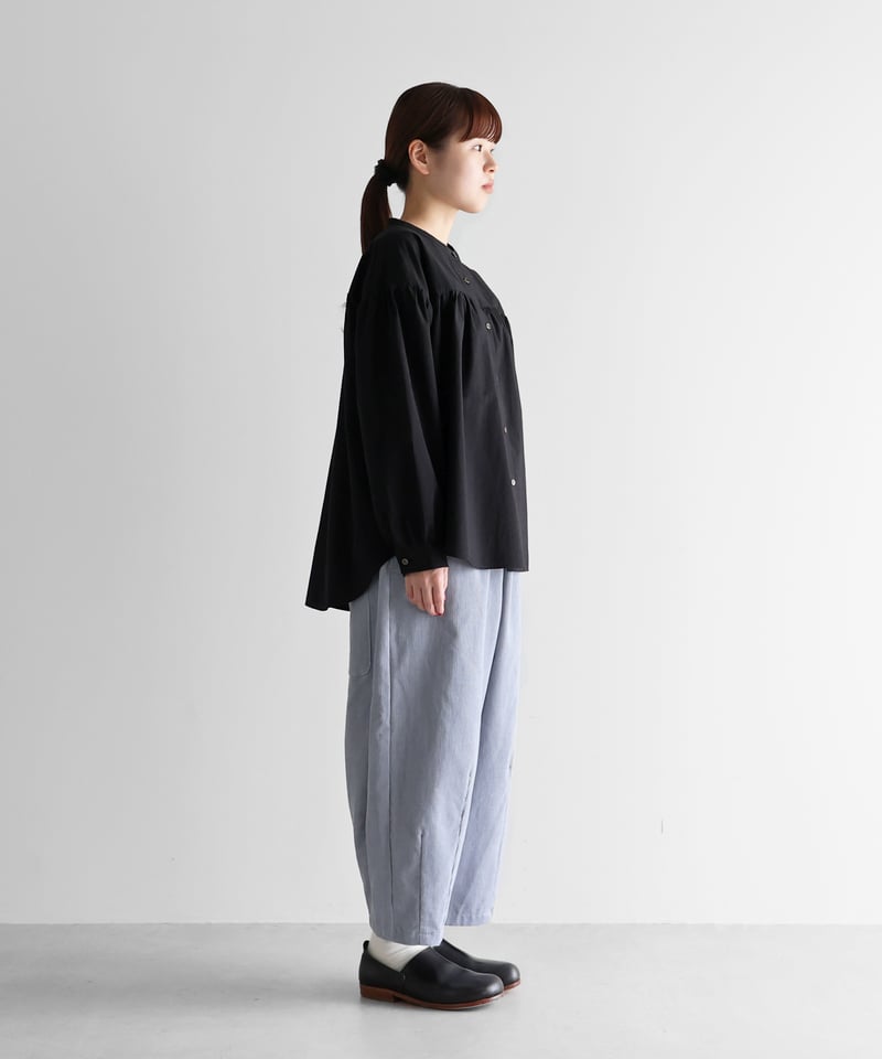 HUIS |オーガニックコットンギャザーブラウス（ブラック）【レディス