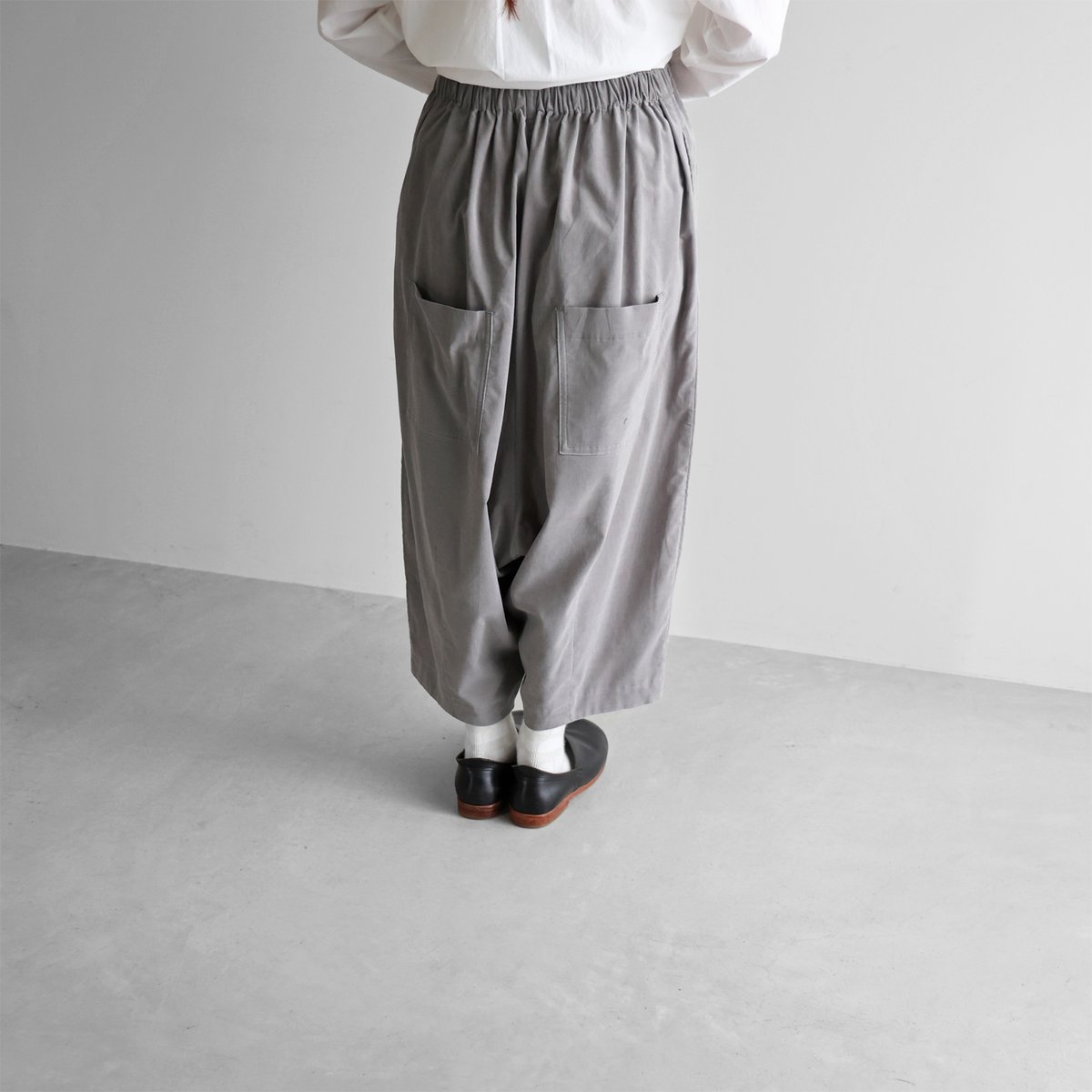 HUIS. 遠州織物　みじんコール　サルエルバルーンパンツ　ネイビー HUIS | みじんコールサルエルバルーンパンツ（アッシュグレー）【ユニ