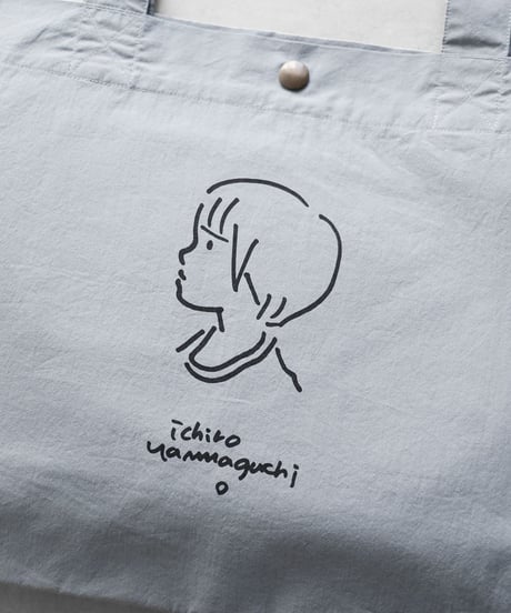HUIS |“山口一郎×HUIS”限定トートバッグ【girl 女の子】（ブルーグレー）YHS001
