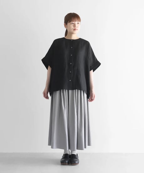 HUIS |シャトルリネンライトバックボタン2way半袖ブラウス（ブラック）【レディス】U615