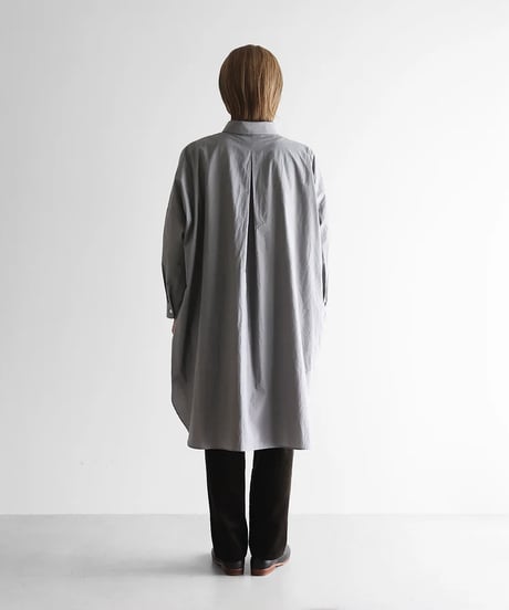 HUIS |【暮らしのおへそ一田さん×HUISコラボ】タイプライタークロスコットンおへそロングシャツ（ライトグレー）【レディス】IH016