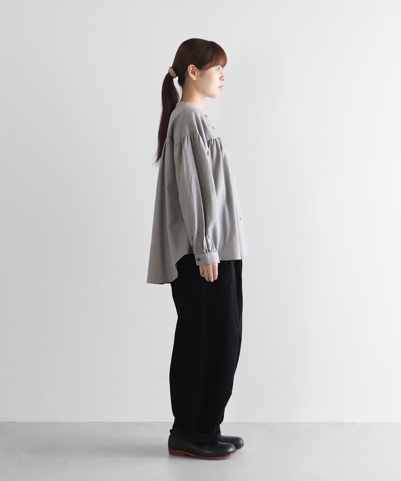 HUIS |シャトルコーデュロイワイドパンツ（細畝・ブラック）【ユニ