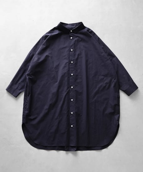 HUIS |【暮らしのおへそ一田さん×HUISコラボ】タイプライタークロスコットンおへそロングシャツ（ダークネイビー）【レディス】IH016