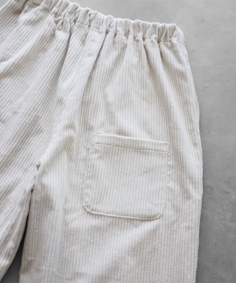 HUIS |シャトルコーデュロイバルーンパンツロング（極太畝・オフホワイト）【ユニセックス】506L