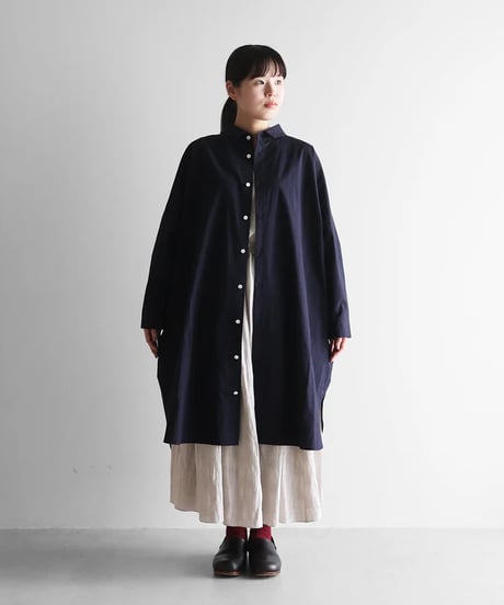 HUIS |【暮らしのおへそ一田さん×HUISコラボ】タイプライタークロスコットンおへそロングシャツ（ダークネイビー）【レディス】IH016