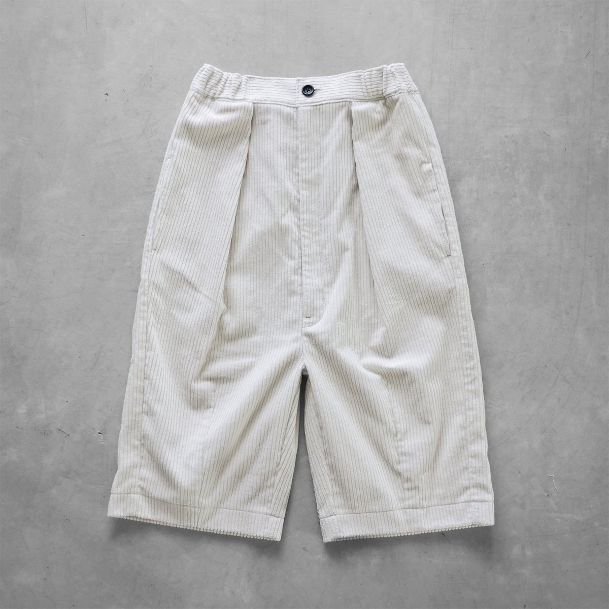 HUIS | シャトルコーデュロイ8分丈パンツ（極太畝・オフホワイト