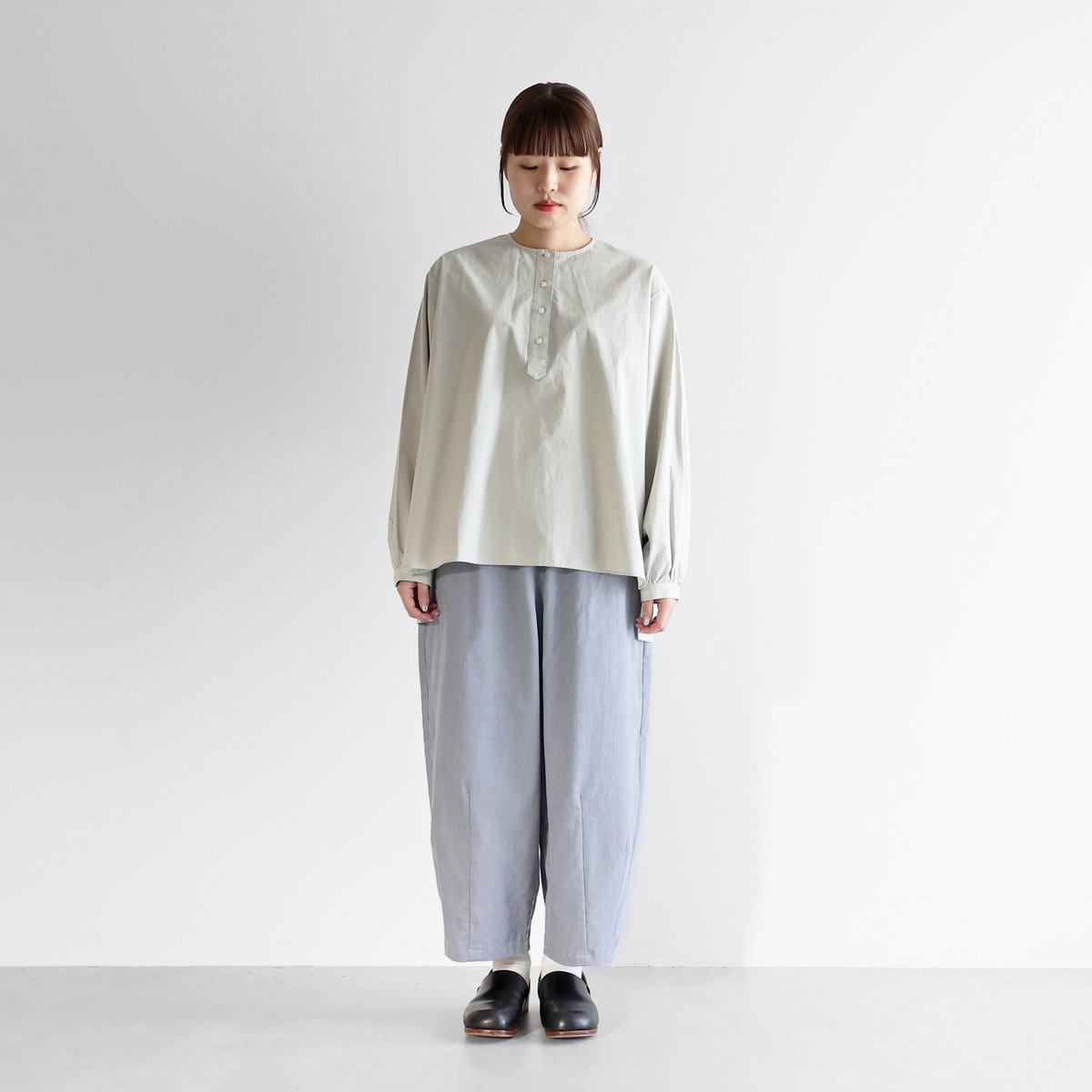 HUIS | シャトルコーデュロイバルーンパンツ（細畝・ブルーグレー