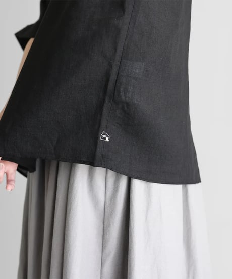 HUIS |シャトルリネンライトバックボタン2way半袖ブラウス（ブラック）【レディス】U615