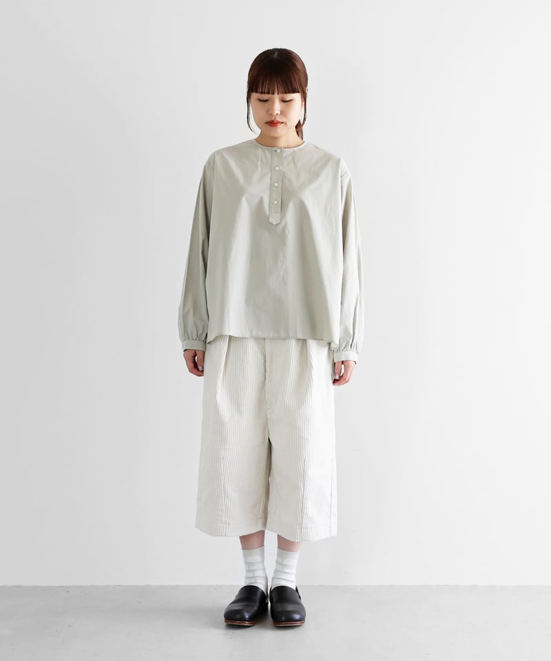 HUIS | シャトルコーデュロイ8分丈パンツ（極太畝・オフホワイト