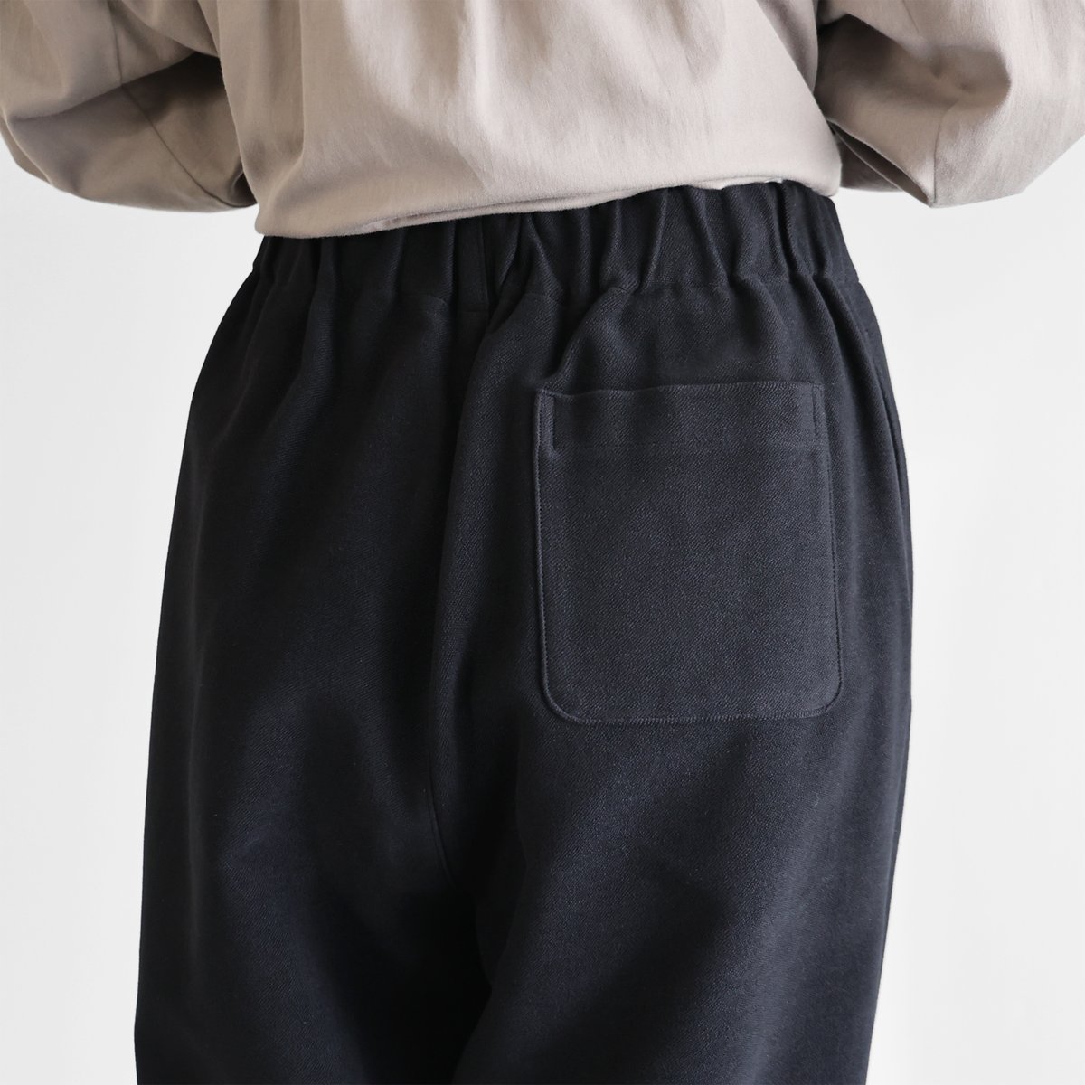 HUIS. ブラック パンツ HUIS×尾州”縮絨ウールフランネルバルーンパンツ（ブラック