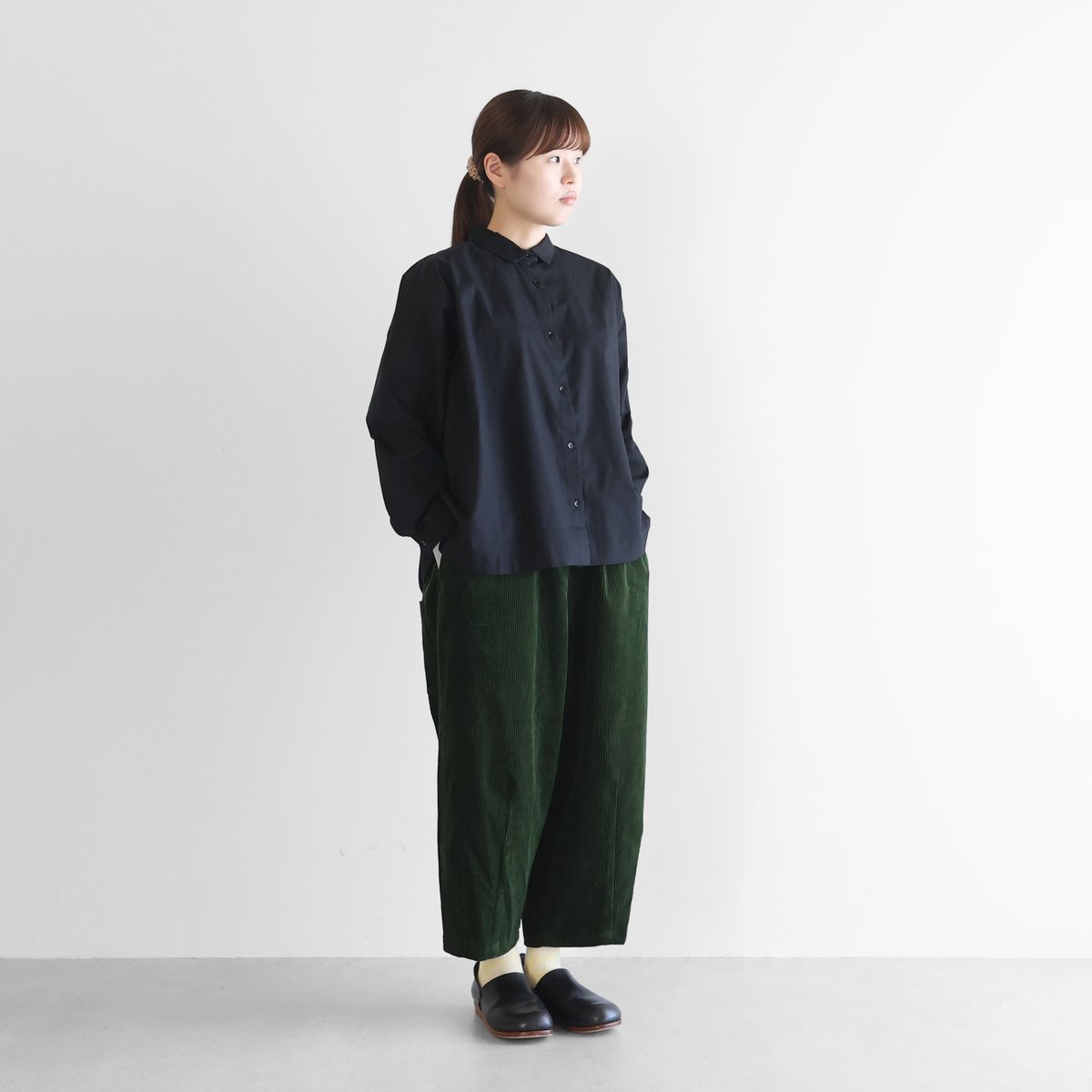 HUIS |シャトルコーデュロイバルーンパンツ（太畝・エバーグリーン