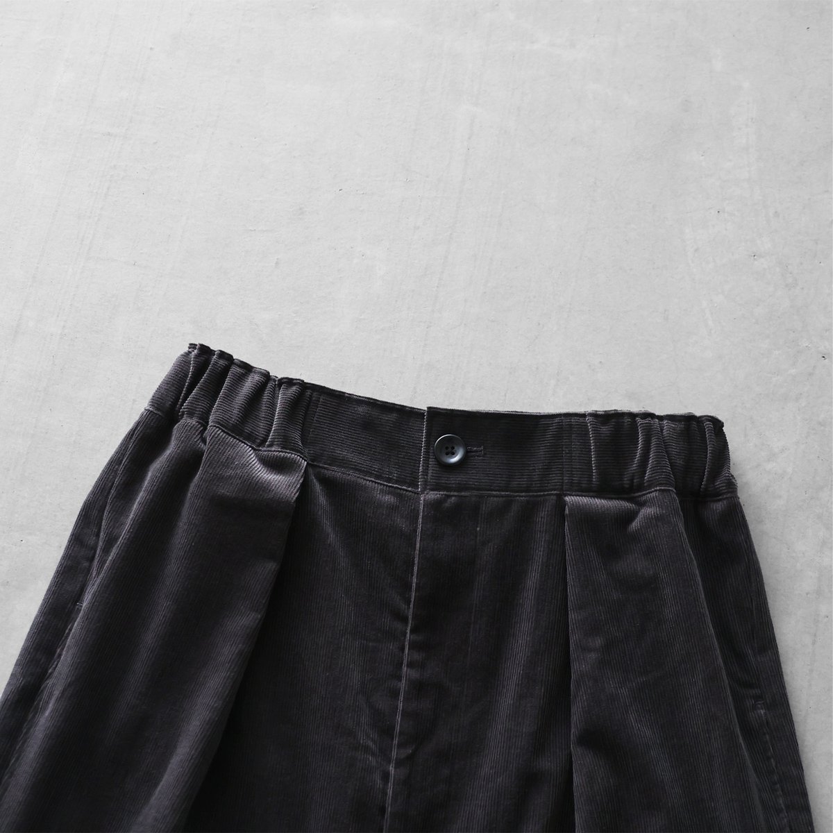 HUIS | シャトルコーデュロイ8分丈パンツ（細畝・ダークグレー）【ユニ