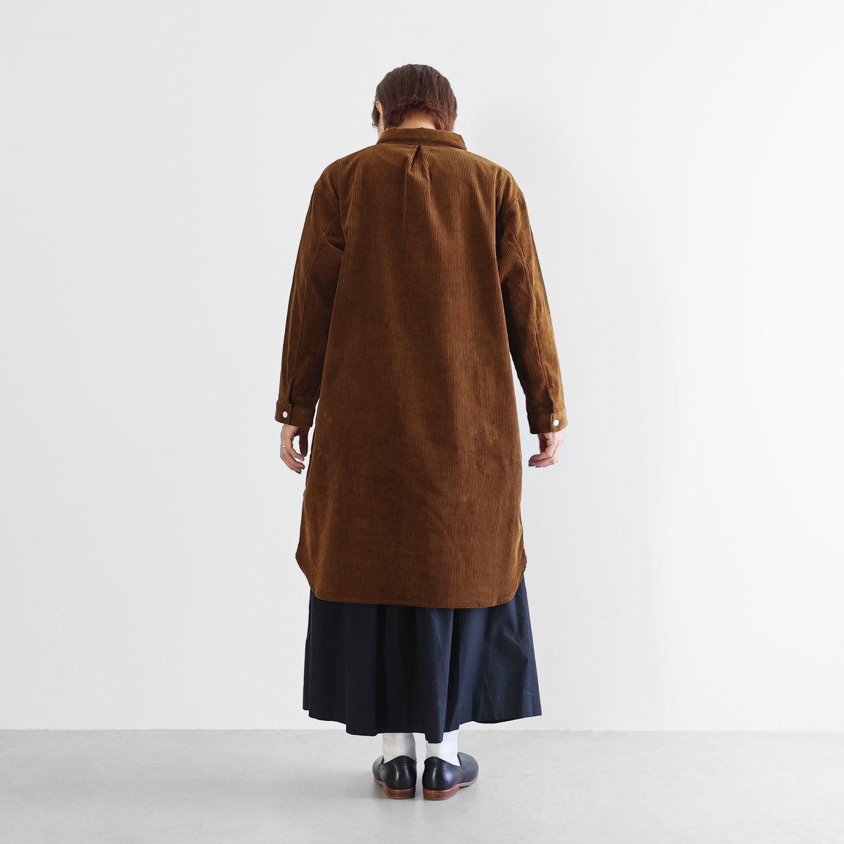 HUIS | シャトルコーデュロイロングシャツ（太畝・ブラウン）【ユニ