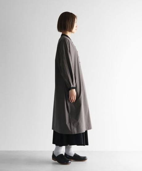HUIS | オーガニックコットンバンドカラーワイドワンピース（ブラウングレー）【レディス】 U213