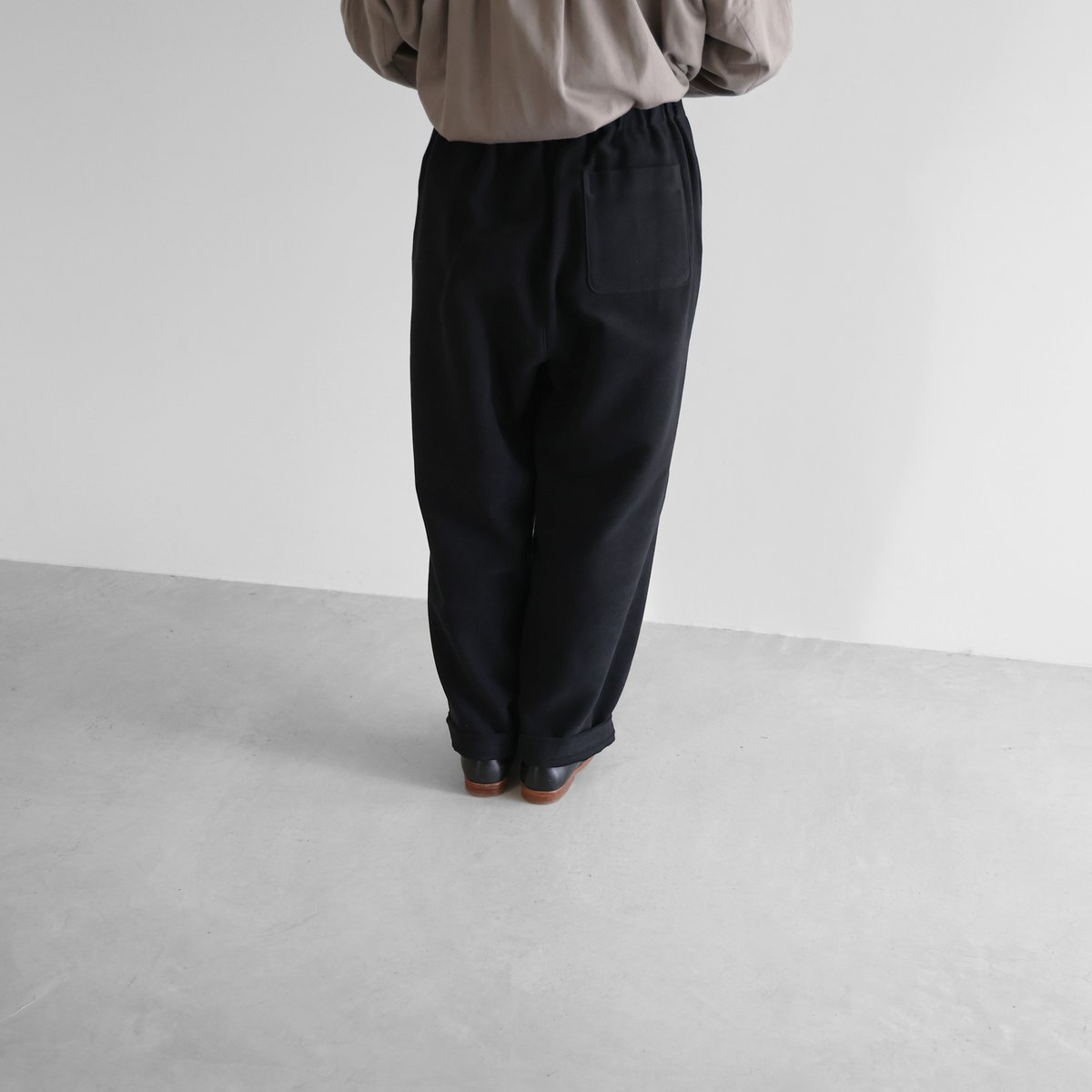 HUIS. ブラック パンツ HUIS | 厚手モールスキンワイドパンツ（ブラック）【ユニ