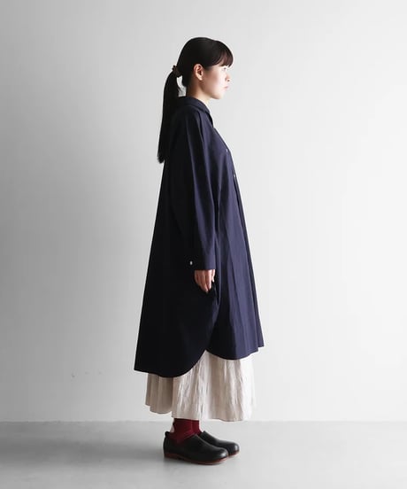 HUIS |【暮らしのおへそ一田さん×HUISコラボ】タイプライタークロスコットンおへそロングシャツ（ダークネイビー）【レディス】IH016