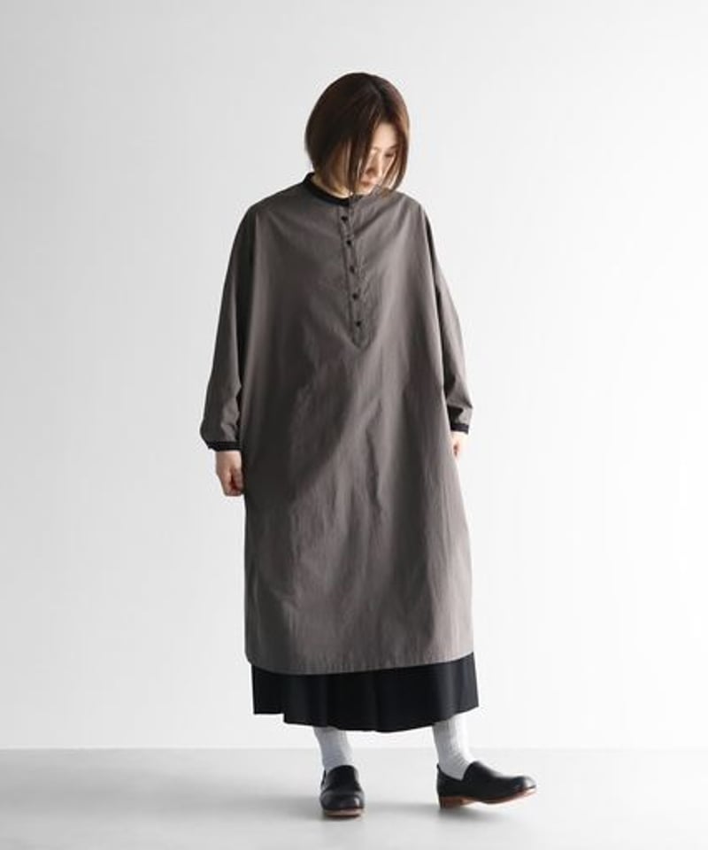 HUIS 遠州織物 オーガニックコットンワンピース アンティークサックス（F） HUIS | オーガニックコットンバンドカラーワイドワンピース（ブラウン