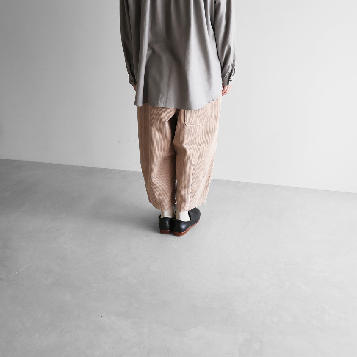 HUIS |シャトルコーデュロイバルーンパンツ（太畝・ピンクベージュ