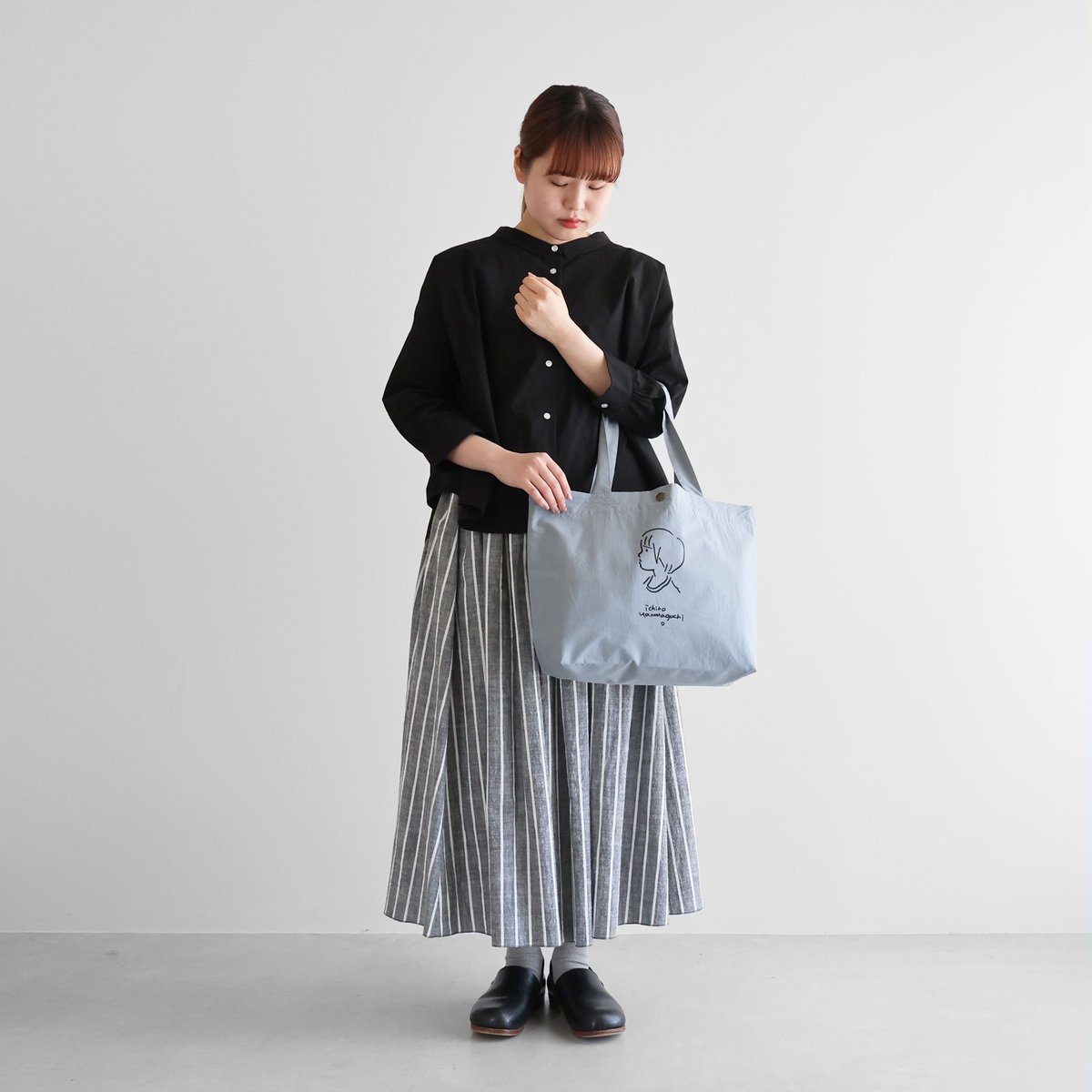 HUIS |“山口一郎×HUIS”限定トートバッグ【girl 女の子】（ブルーグレー