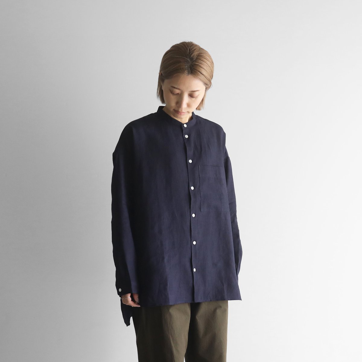 HUIS. リネン　バンドカラー　シャツ　遠州織物　ネイビー　麻　紺 fit=scale-down,w=1200