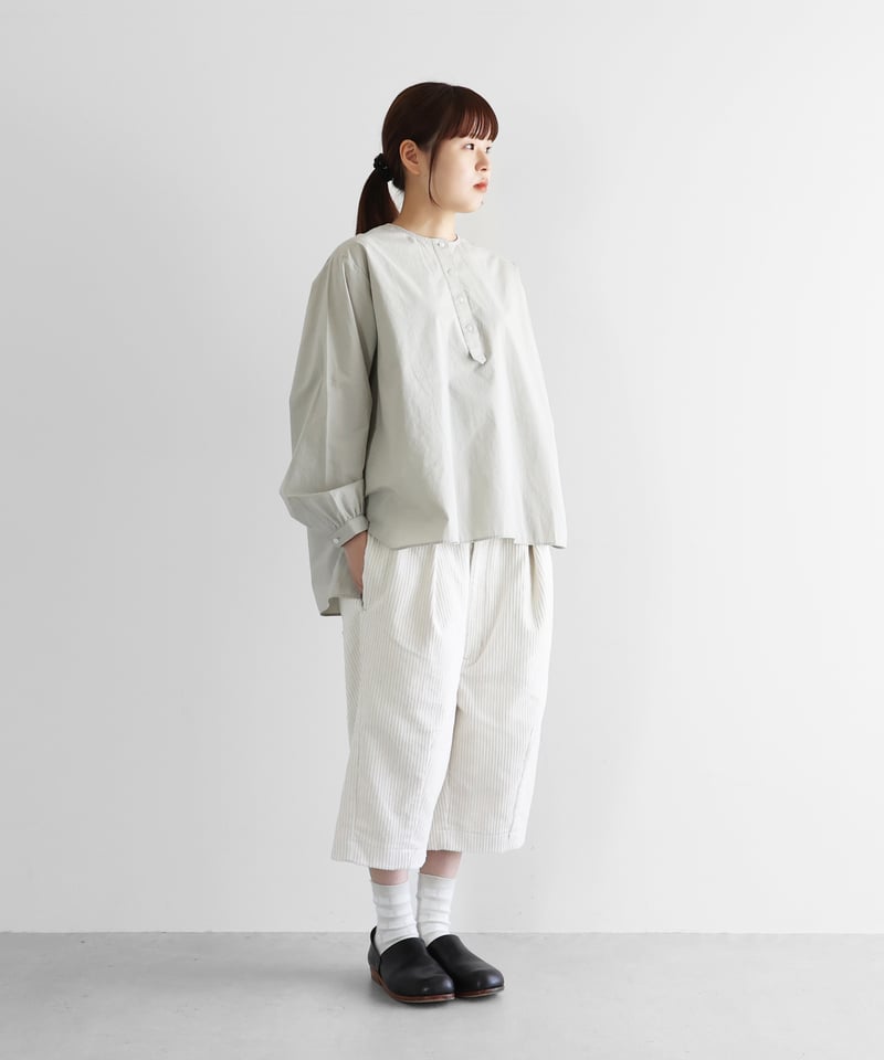 HUIS | シャトルコーデュロイ8分丈パンツ（極太畝・オフホワイト