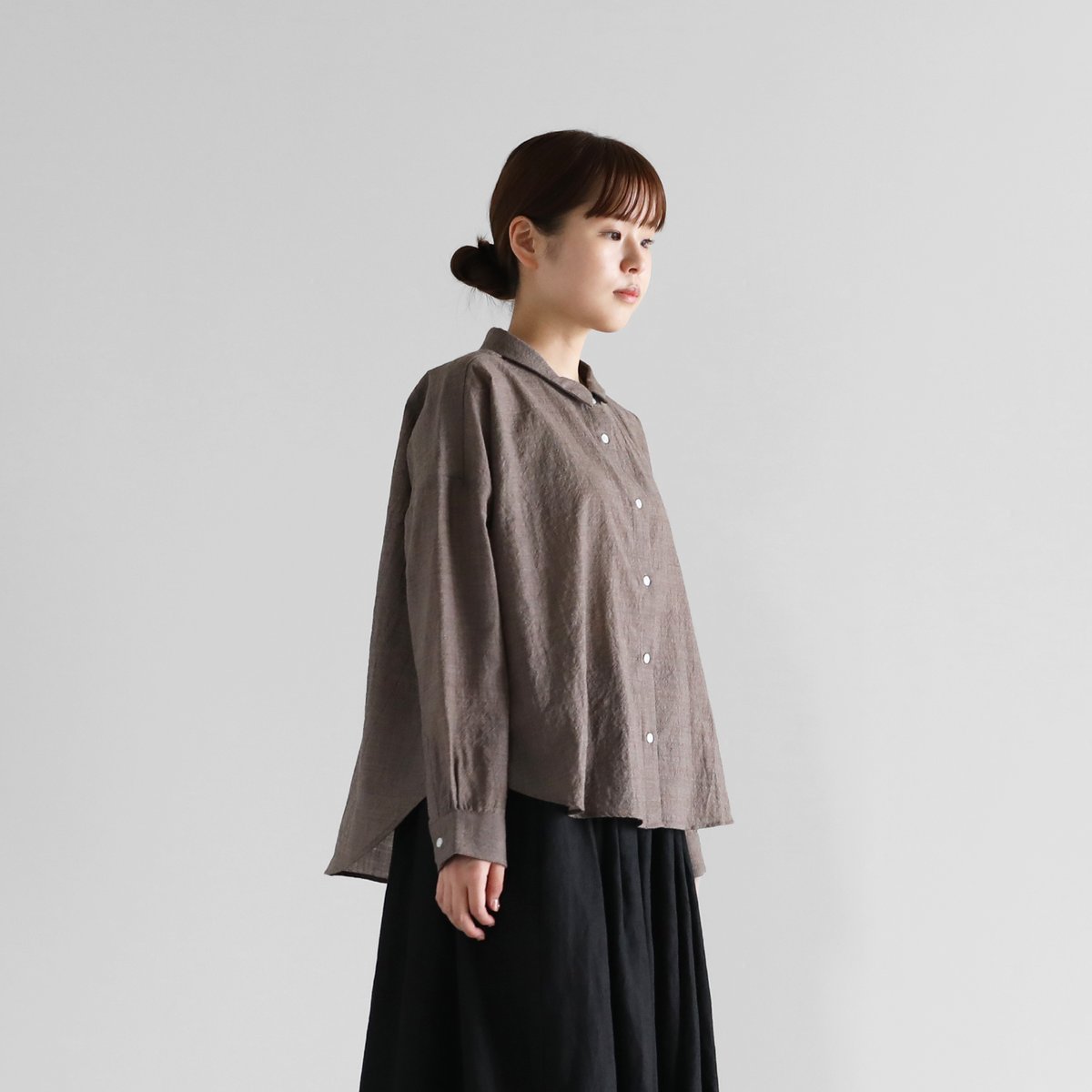 HUIS◆ウォッシャブルウール ワイドブラウス◆ダークブラウングレー2021AW HUIS | ウォッシャブルウールワイドブラウス（チャコールブラウン