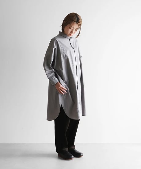 HUIS |【暮らしのおへそ一田さん×HUISコラボ】タイプライタークロスコットンおへそロングシャツ（ライトグレー）【レディス】IH016
