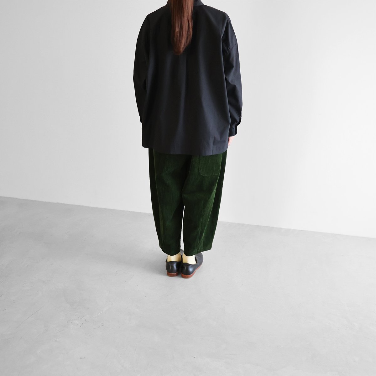 HUIS |シャトルコーデュロイバルーンパンツ（太畝・エバーグリーン