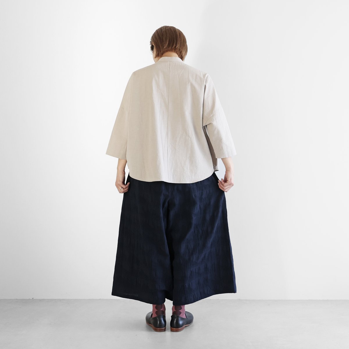 HUIS |ギザコットンヘンプバンドカラーブラウス（ナチュラルグレー