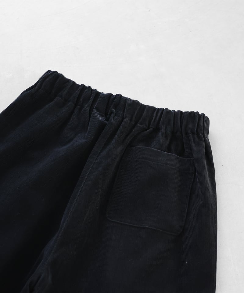 HUIS |シャトルコーデュロイワイドパンツ（細畝・ブラック）【ユニ