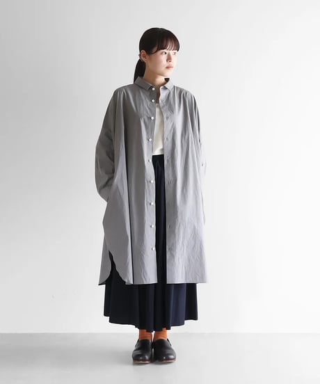 HUIS |【暮らしのおへそ一田さん×HUISコラボ】タイプライタークロスコットンおへそロングシャツ（ライトグレー）【レディス】IH016
