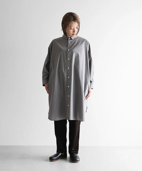 HUIS |【暮らしのおへそ一田さん×HUISコラボ】タイプライタークロスコットンおへそロングシャツ（ライトグレー）【レディス】IH016