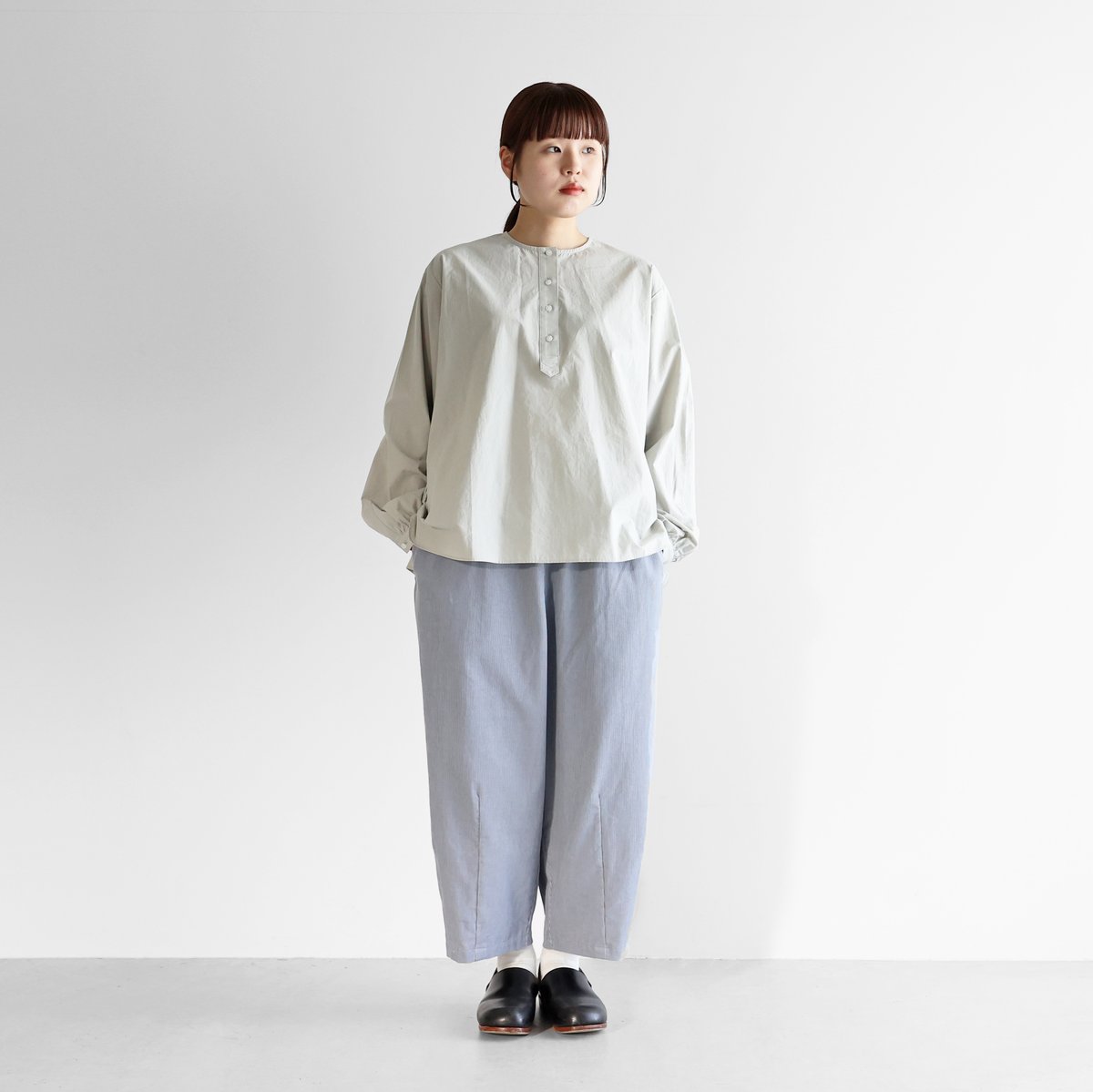 HUIS | シャトルコーデュロイバルーンパンツ（細畝・ブルーグレー