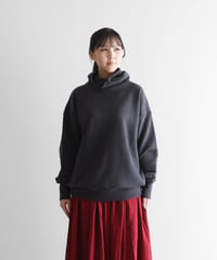 HUIS | ［HUIS in house］SUVINスウェットタートルプルオーバー（ダークグレー）【ユニセックス】SW203