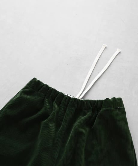 HUIS |シャトルコーデュロイバルーンパンツロング（太畝・エバーグリーン）【ユニセックス】506L
